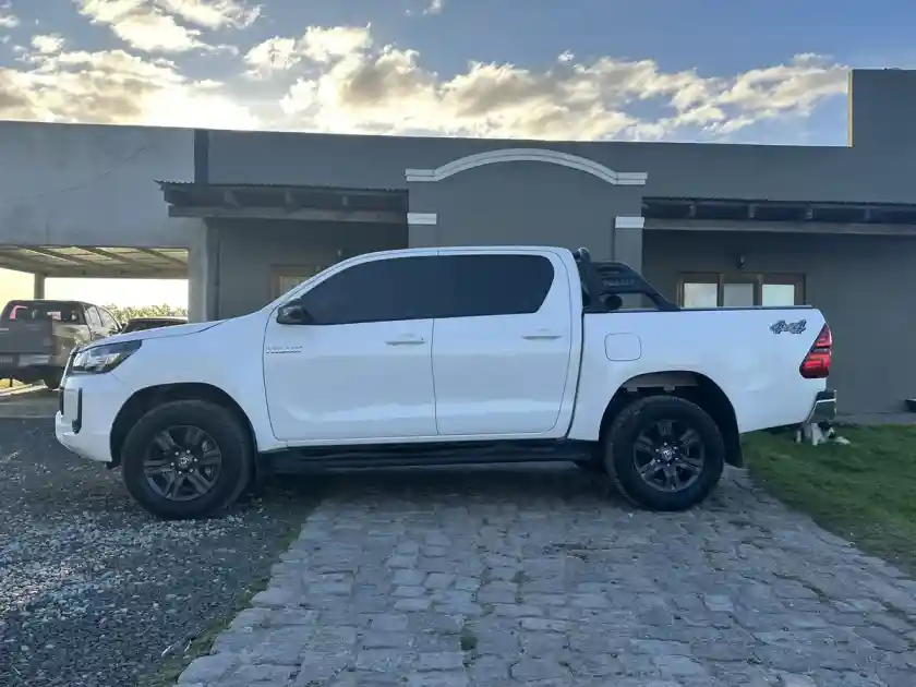 Toyota Hilux 2.8 Cd Sr 177Cv 4X4 2024 - foto 4