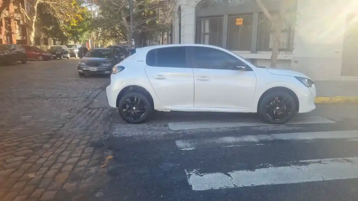 Peugeot 208 1.6 Style 2023 - foto 3