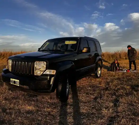 Jeep Cherokee 2010 - foto 1