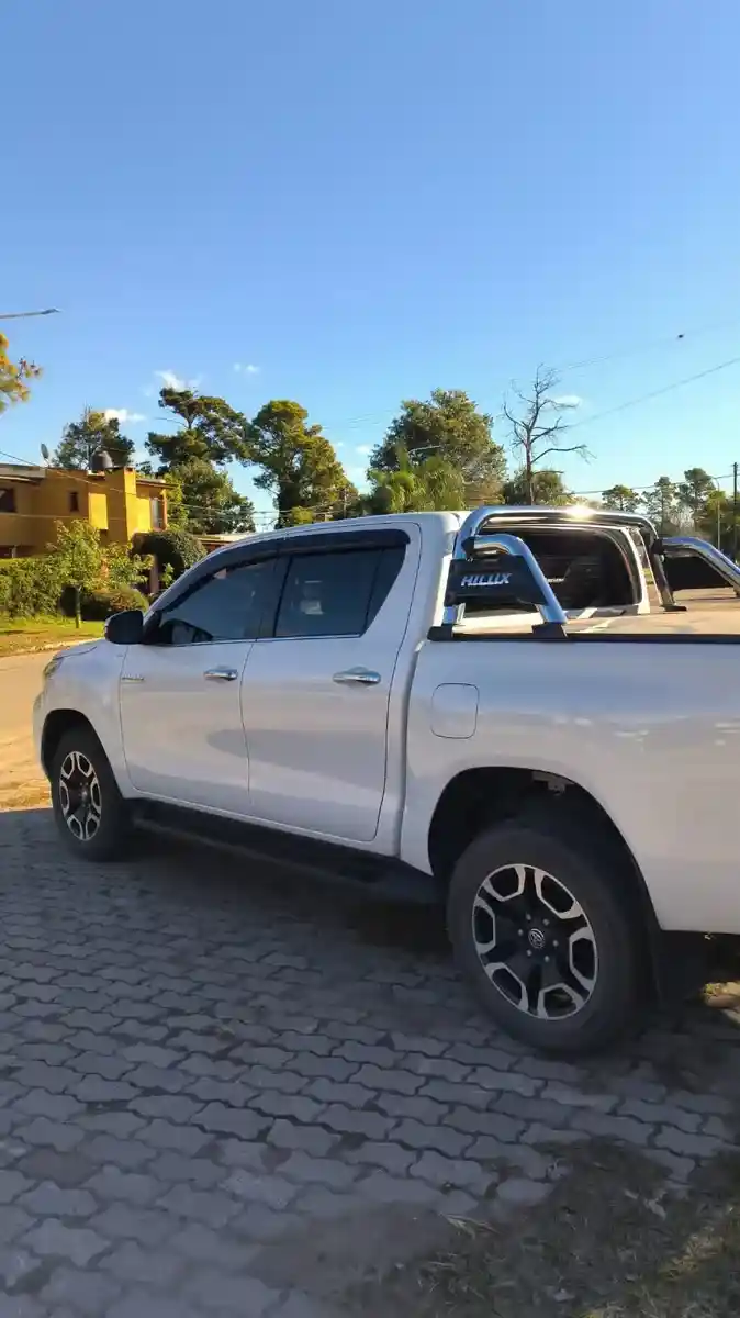 Toyota Hilux Pick-Up 2.8 Cd Srx 177Cv 4X4 At 2023 - foto 4