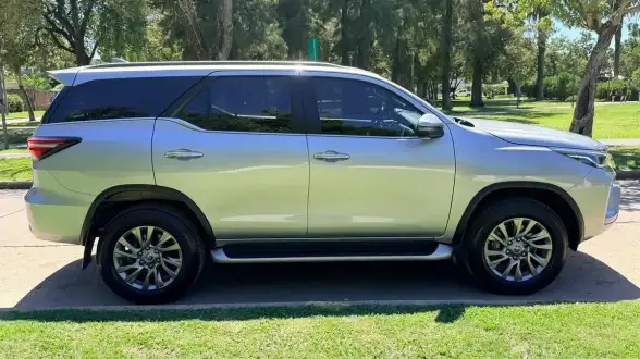 Toyota Hilux Sw4 2.8 Srx 177Cv 4X4 7As At 2023 - foto 4
