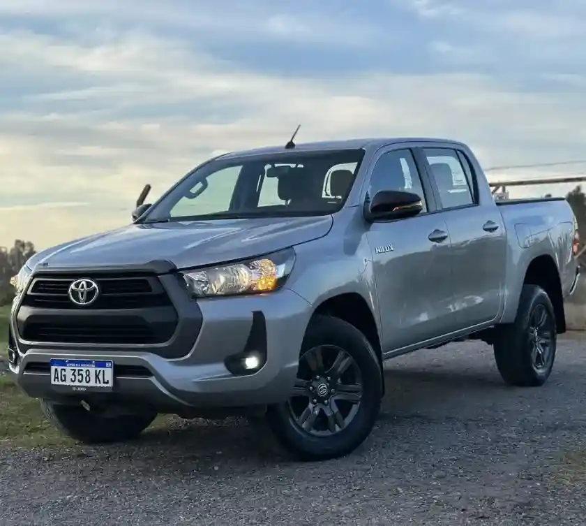 Toyota Hilux Pick-Up 2.4 Cd Sr 150Cv 4X2 2023 - foto 1