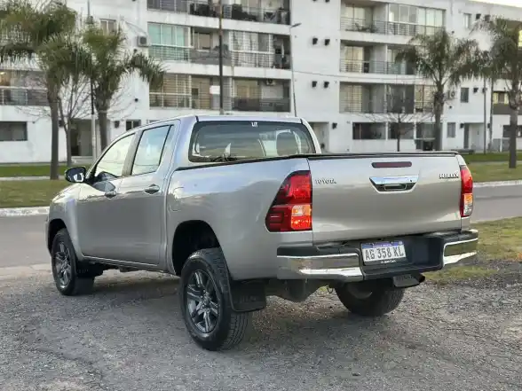 Toyota Hilux Pick-Up 2.4 Cd Sr 150Cv 4X2 2023 - foto 3