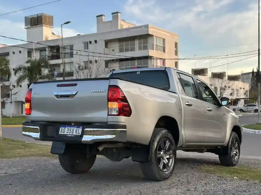 Toyota Hilux Pick-Up 2.4 Cd Sr 150Cv 4X2 2023 - foto 4