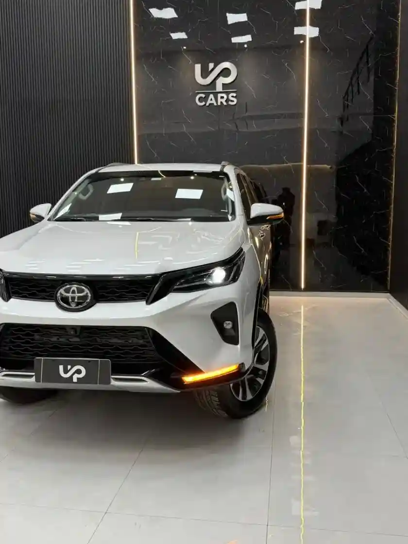 Toyota Sw4 2.8 Tdi Diamond 4X4 6At 7As 2025 - foto 3