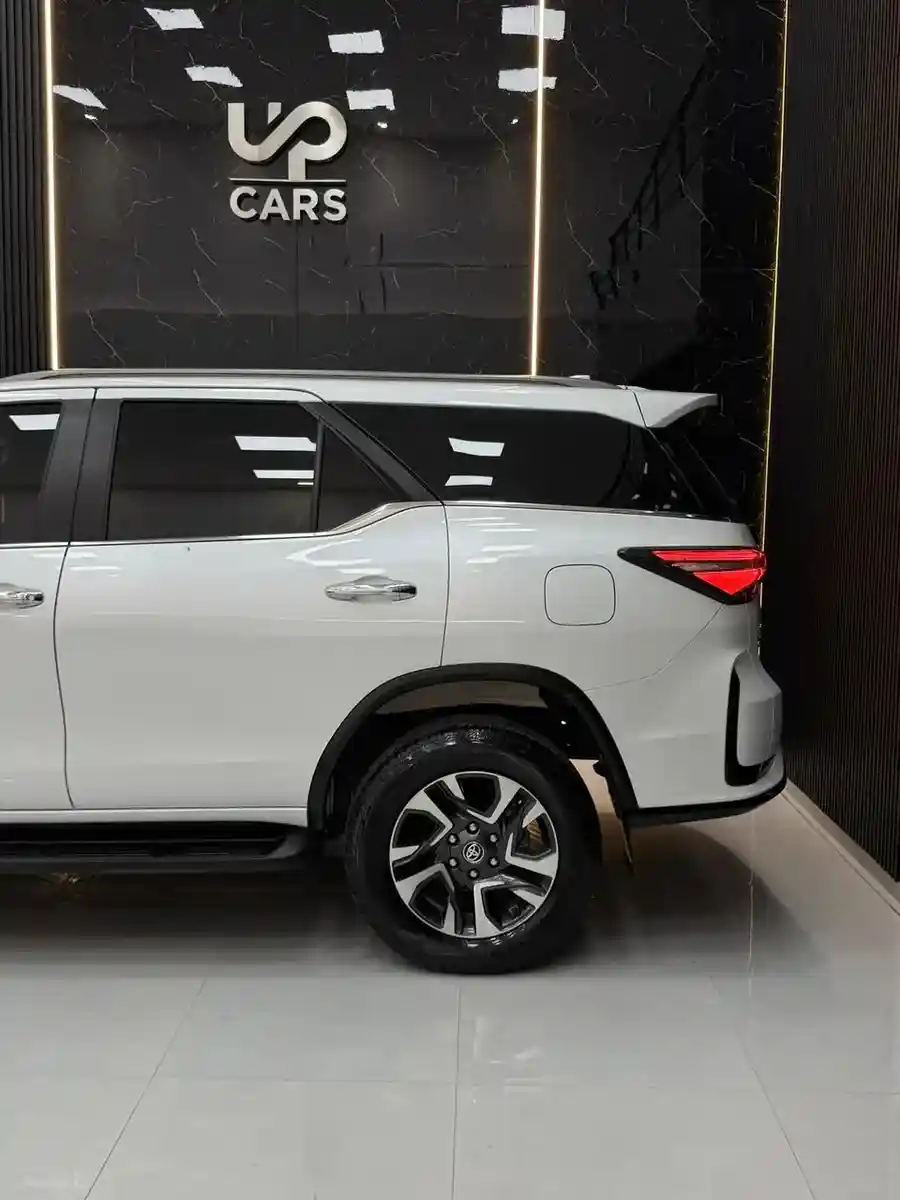 Toyota Sw4 2.8 Tdi Diamond 4X4 6At 7As 2025 - foto 5