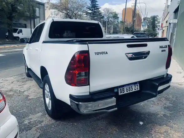 Toyota Hilux 2.8 Cd Srv 177Cv 4X2 2017 - foto 4