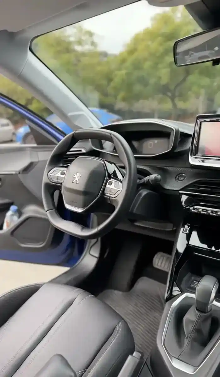 Peugeot 208 1.6 Feline Tiptronic 2023 - foto 4