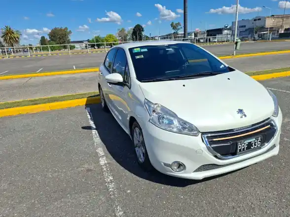 Peugeot 208 1.5 Allure Touchscreen 2016 - foto 2