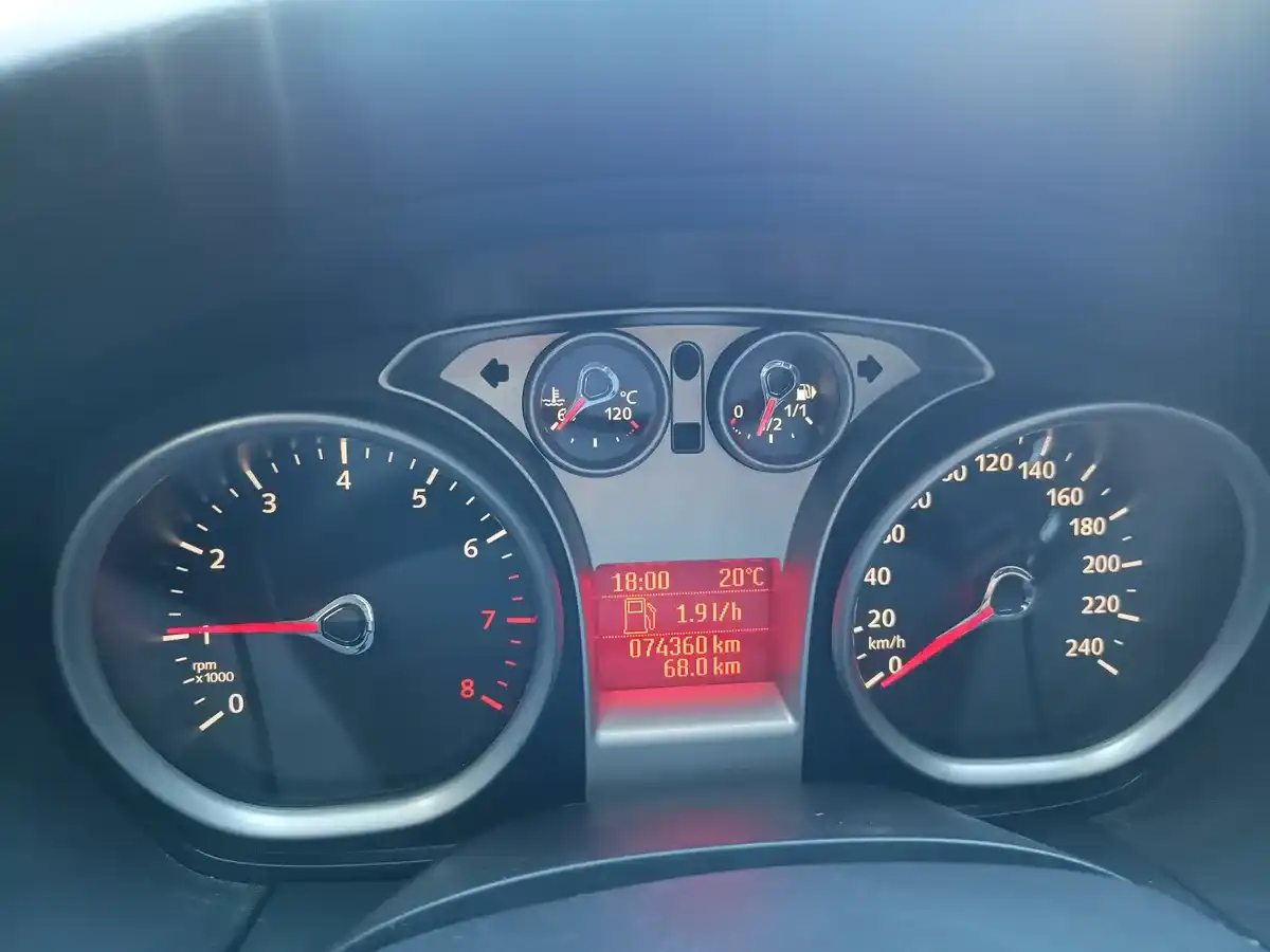 Ford Focus 2 2.0 Trend 5P 2010 - foto 4