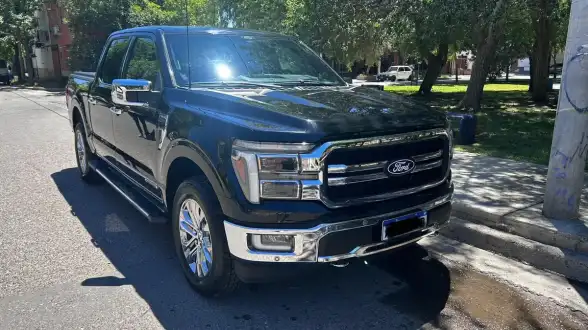 Ford F-150 5.0L V8 Lariat Luxury 2025 - foto 1