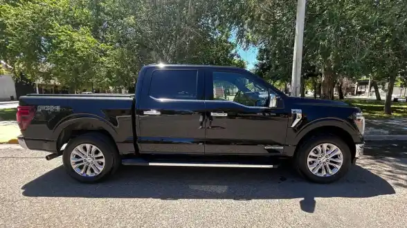 Ford F-150 5.0L V8 Lariat Luxury 2025 - foto 2