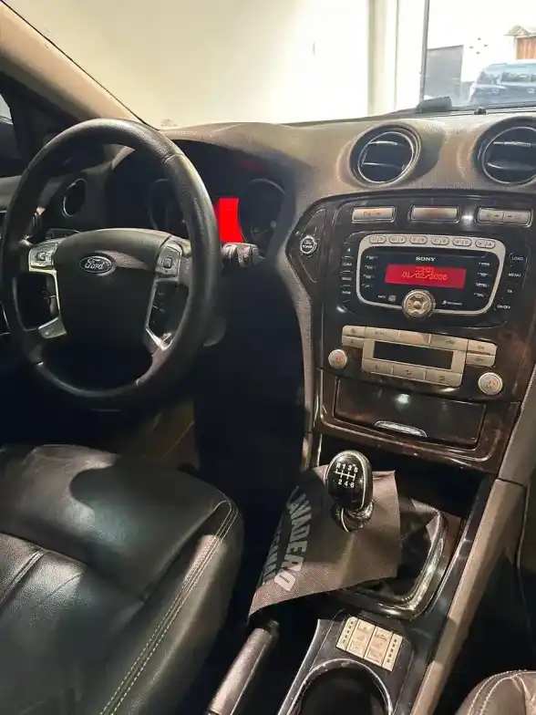 Ford Mondeo Ghia 2.0 Tdci 2011 - foto 3