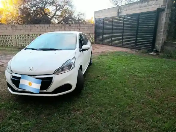 Peugeot 2008 1.6 Active 2018 - foto 1