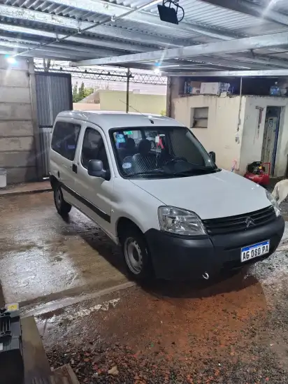 Citroën Berlingo Furgon 1.6 Hdi 92 Bussines Mixto 2023 - foto 1