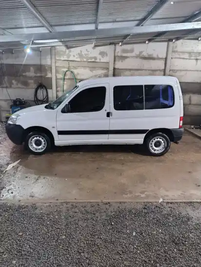 Citroën Berlingo Furgon 1.6 Hdi 92 Bussines Mixto 2023 - foto 4