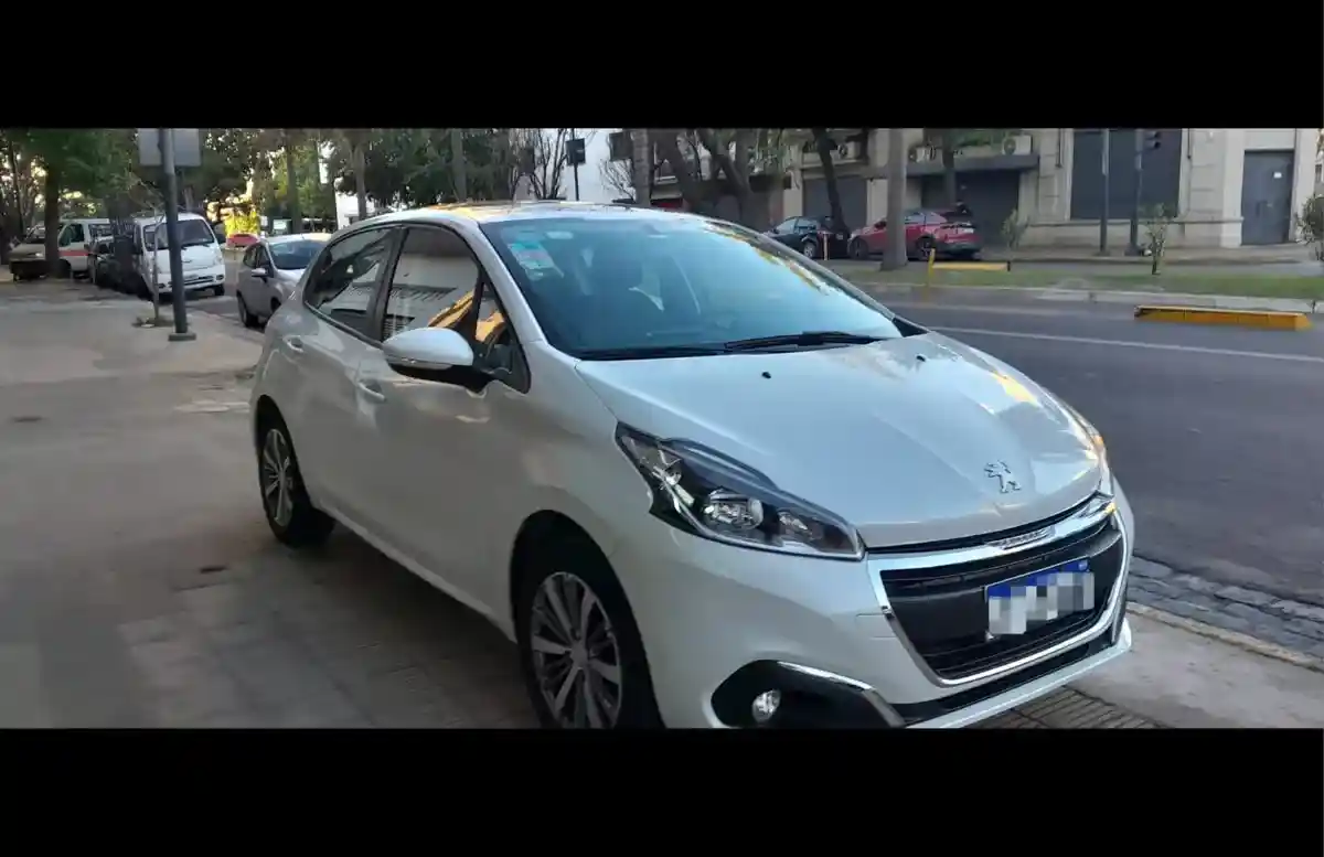 Peugeot 208 1.6 Allure 2017 - foto 1