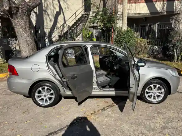 Volkswagen Voyage 1.6 Comfortline 101Cv 2011 - foto 2