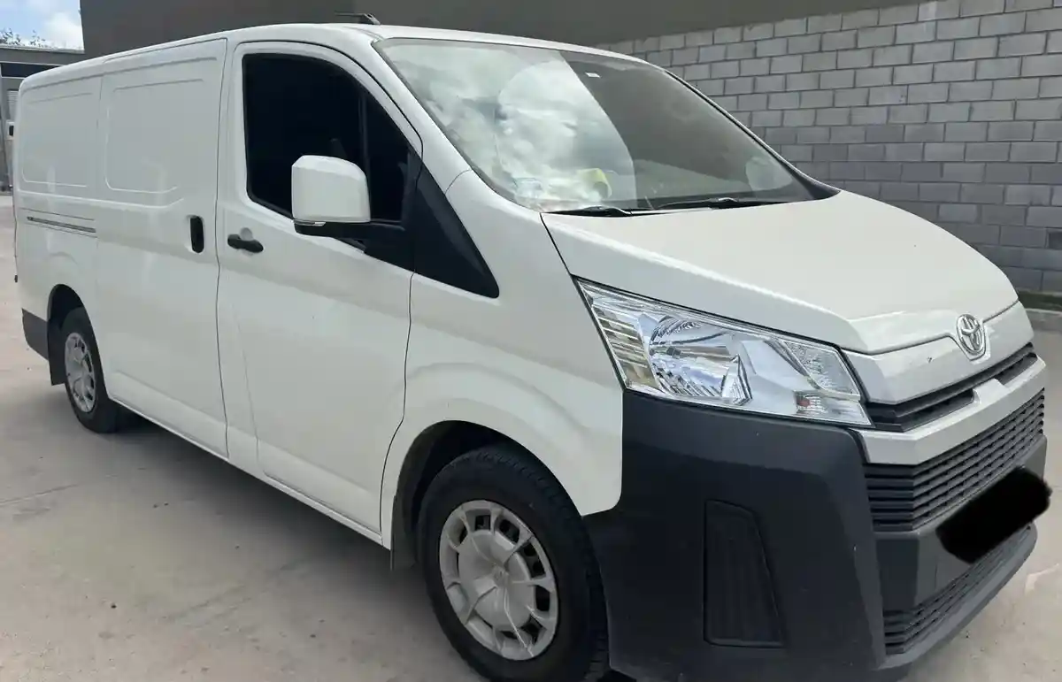 Toyota Hiace 2.8 Tdi Furgón 6At L1H1 3A 4P 2023 - foto 1