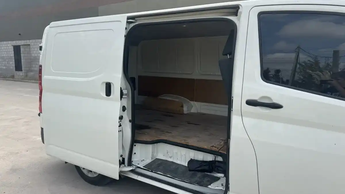 Toyota Hiace 2.8 Tdi Furgón 6At L1H1 3A 4P 2023 - foto 3