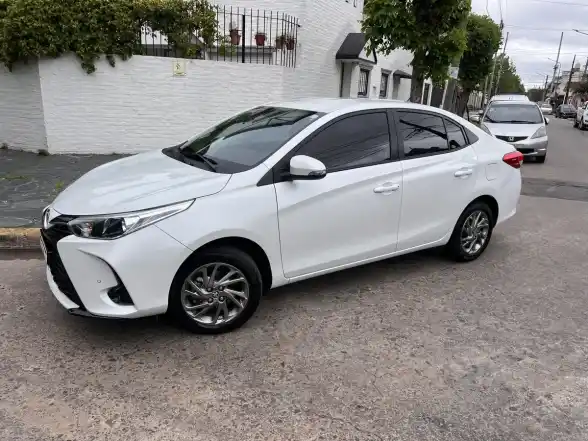 Toyota Yaris 1.5 107Cv Xls Sedan 2023 - foto 1