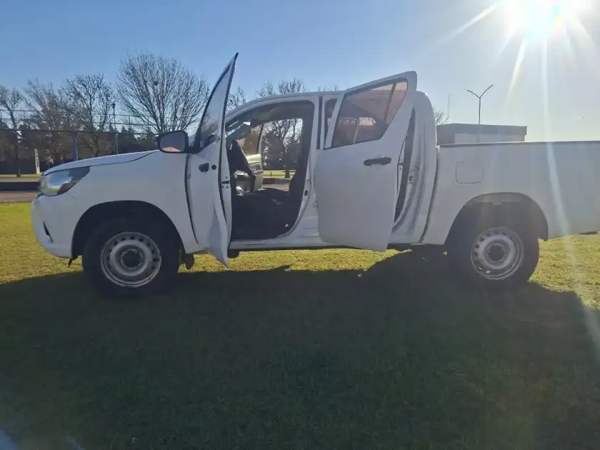 Toyota Hilux 2.4 Cd 150Cv 4X2 2017 - foto 2