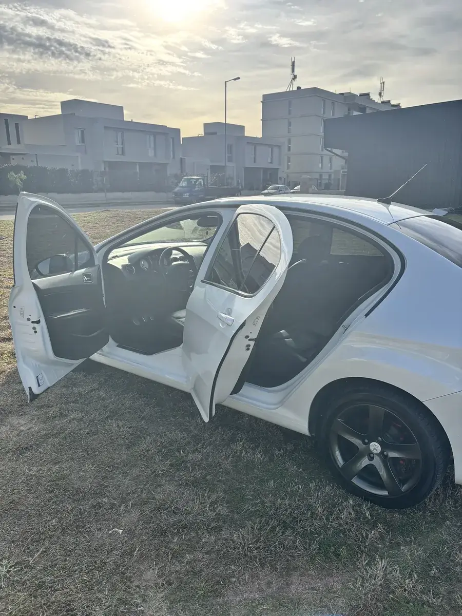 Peugeot 408 2.0 Feline 143Cv 2015 - foto 3