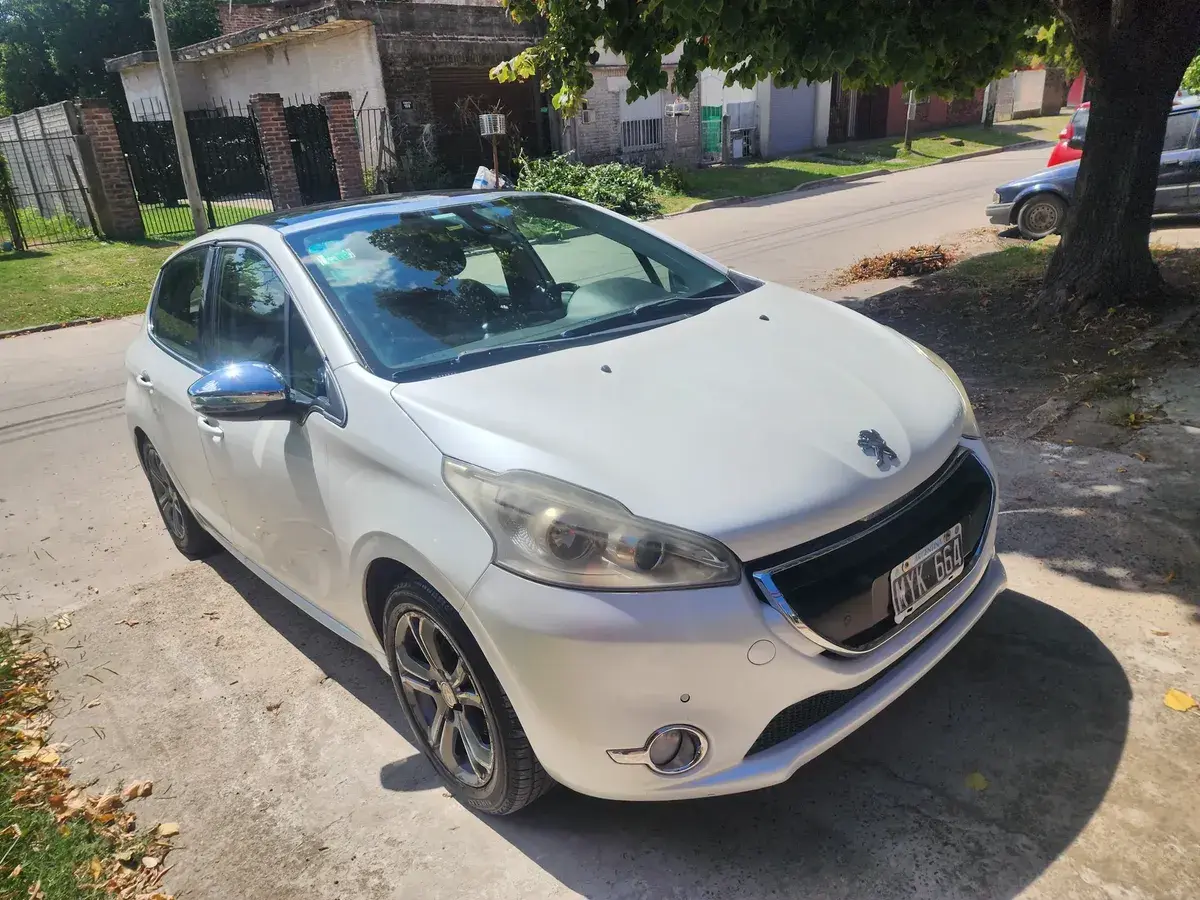 Peugeot 208 1.6 Feline 2013 - foto 1