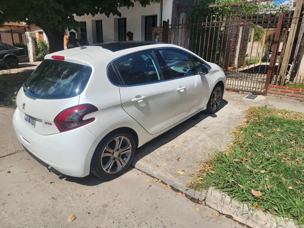 Peugeot 208 1.6 Feline 2013 - foto 2