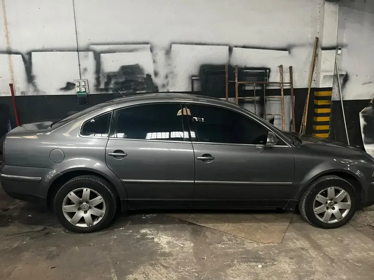 Volkswagen Passat 2.5 I V6 Tipt 4M 2004 - foto 1
