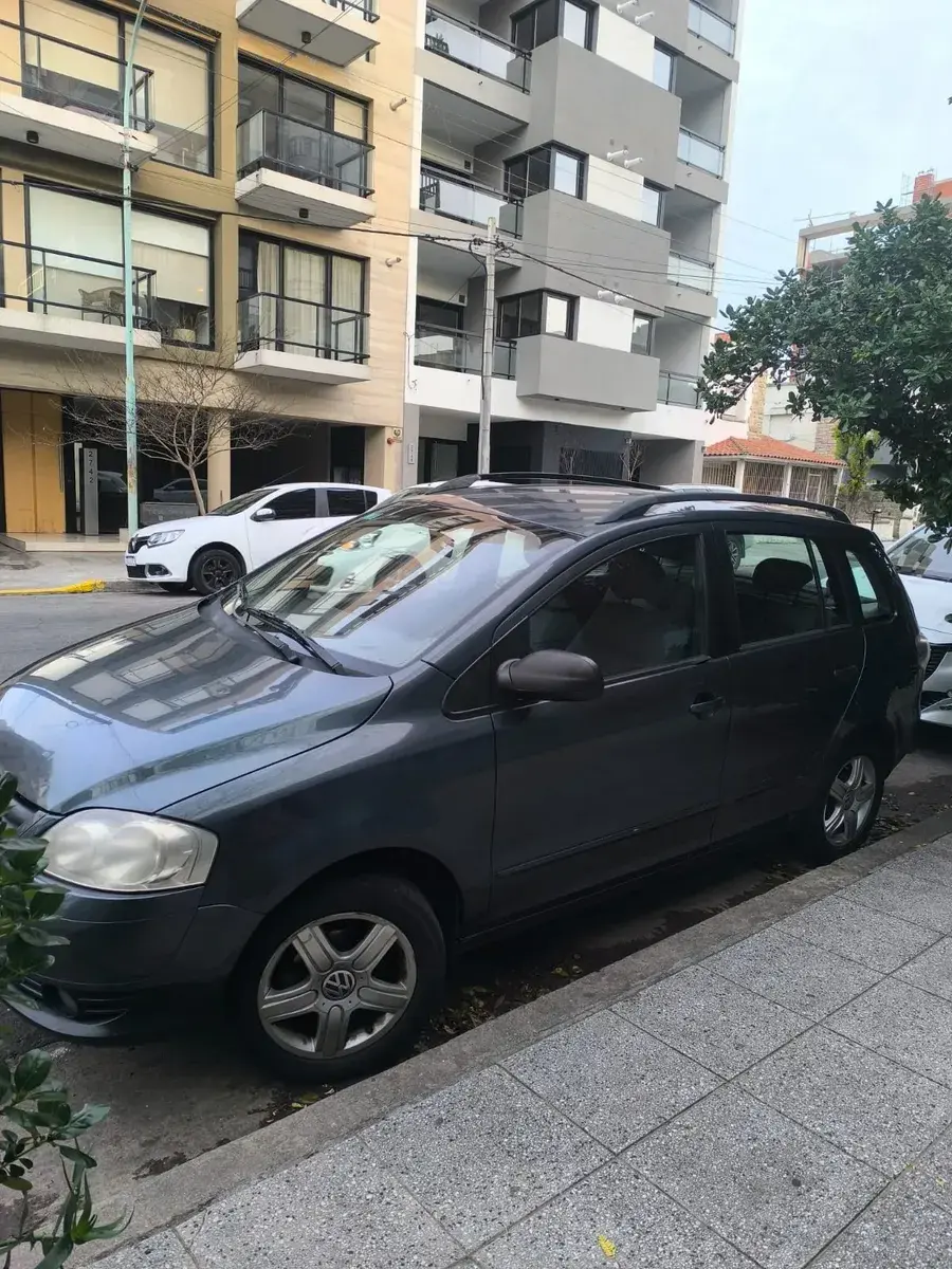 Volkswagen Suran 1.6 I Highline 90D 2009 - foto 2