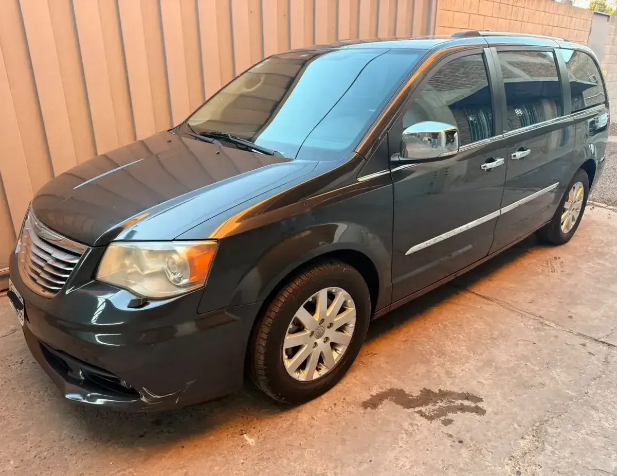 Chrysler Town &amp; Country 2012 - foto 1