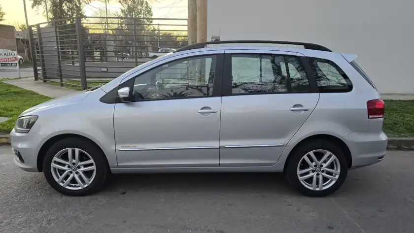 Volkswagen Suran 1.6 Highline Msi 110Cv 2016 - foto 4