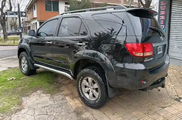 Toyota Hilux Sw4 3.0 Srv Cuero At 4X4 2006 - foto 4