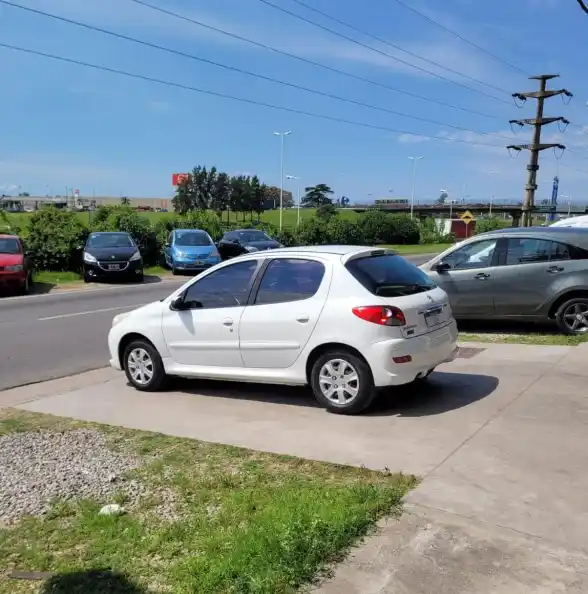 Peugeot 207 1.4 Active 75Cv 2014 - foto 3