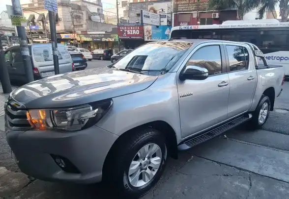 Toyota Hilux 2.8 Cd Srv 177Cv 4X2 2017 - foto 1