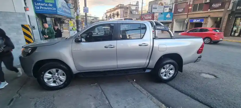 Toyota Hilux 2.8 Cd Srv 177Cv 4X2 2017 - foto 2