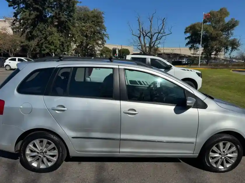 Volkswagen Suran 1.6 Highline 101Cv 11C 2012 - foto 4