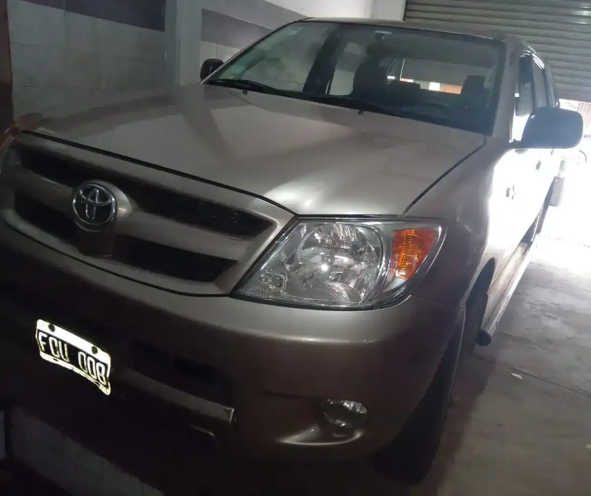 Toyota Hilux 2006 - foto 1