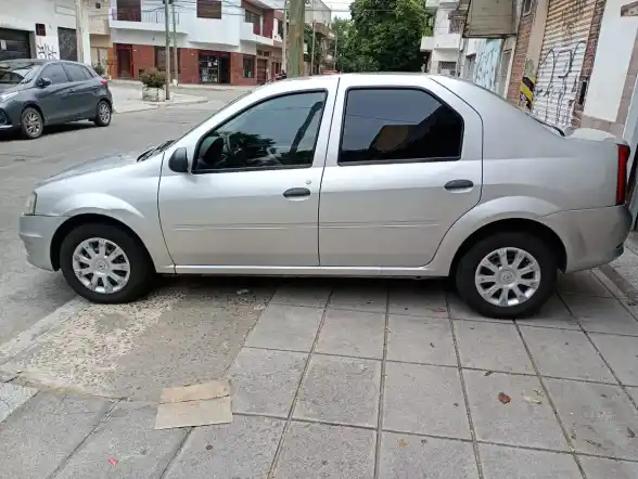 Renault Logan 2010 - foto 1
