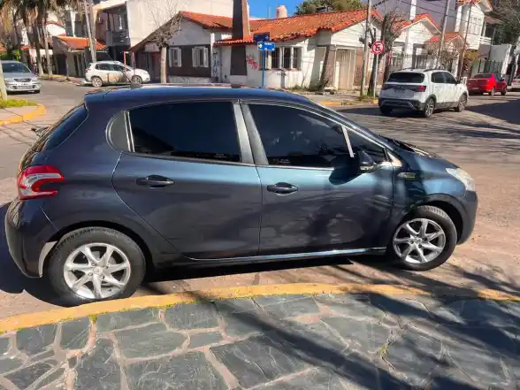 Peugeot 208 1.5 Allure Touchscreen 2014 - foto 2