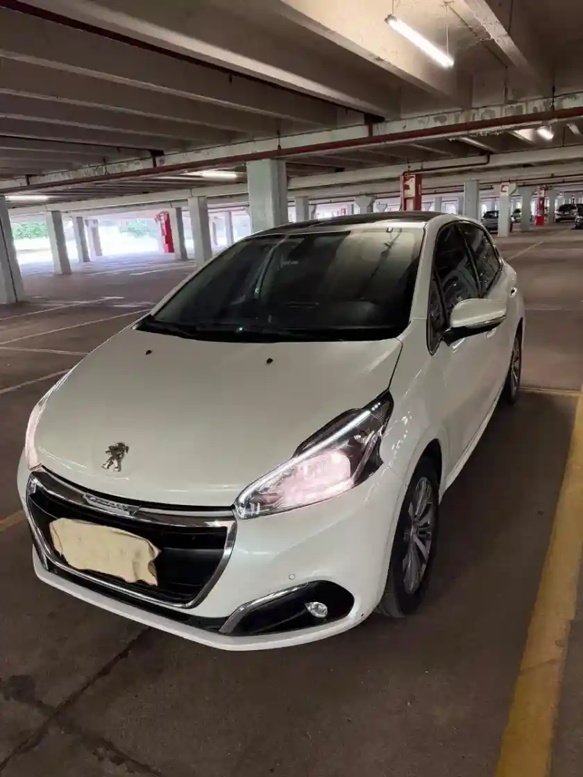 Peugeot 208 1.6 Feline  2018 - foto 2