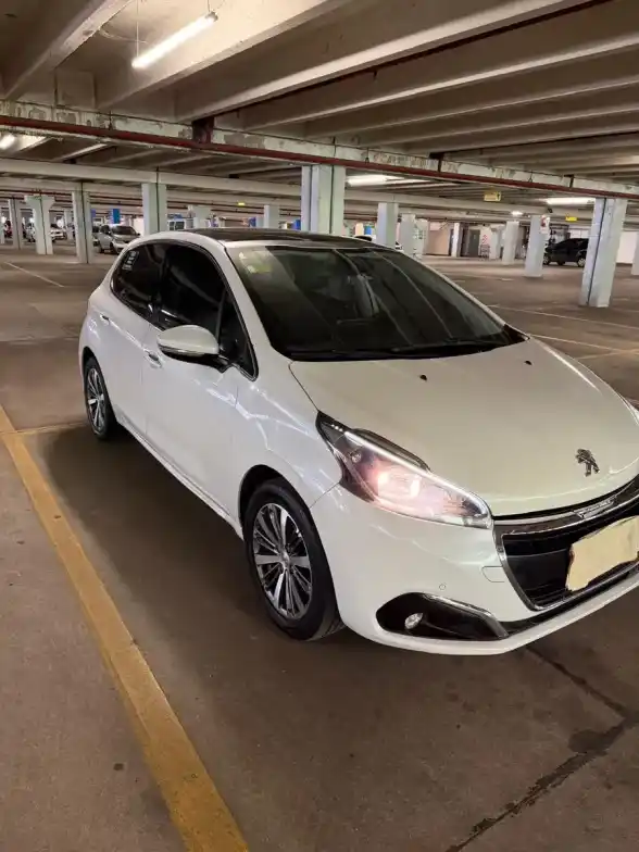 Peugeot 208 1.6 Feline  2018 - foto 3