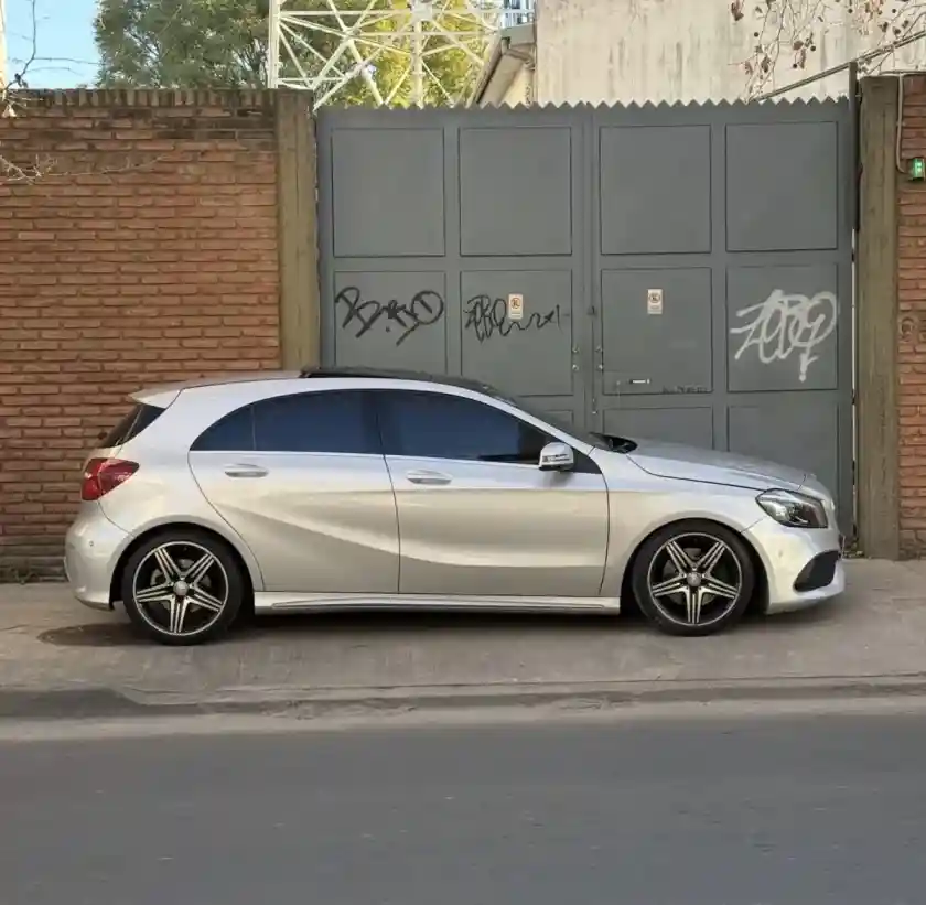 Mercedes-Benz Clase A 2.0 A250 Amg-Line 211Cv 2016 - foto 2