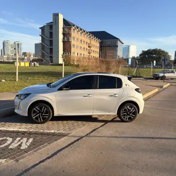 Peugeot 208 1.6 Road Trip 2023 - foto 2