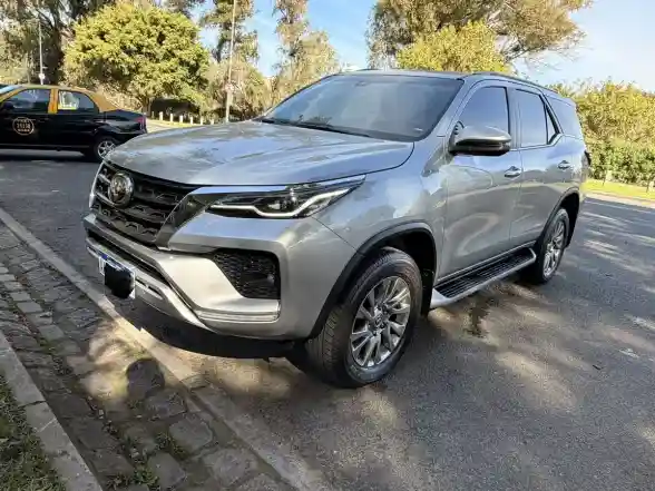 Toyota Hilux SW4 2023 - foto 1