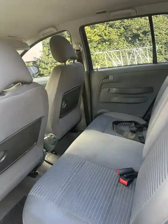 Volkswagen Suran 1.6 Highline 101Cv 11C 2010 - foto 4