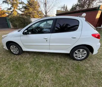 Peugeot 207 2014 - foto 1