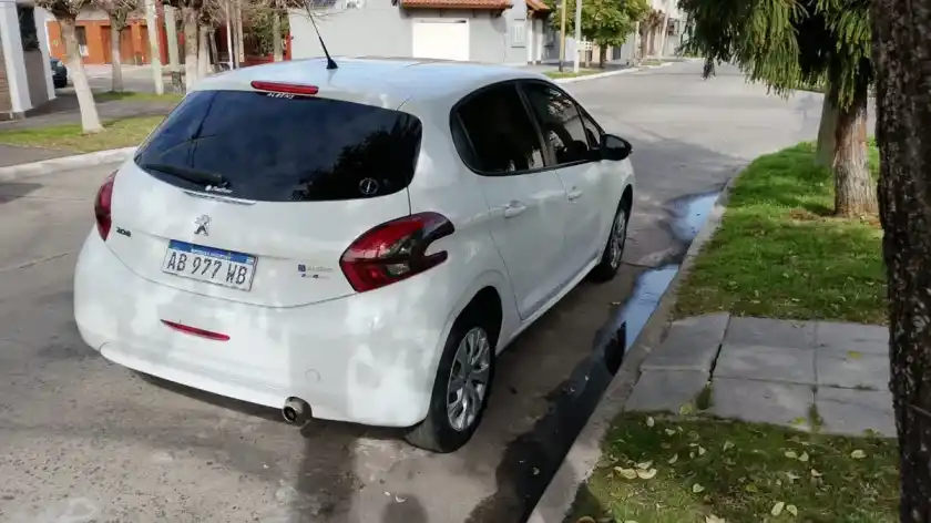 Peugeot 208 1.6 Active 2017 - foto 5