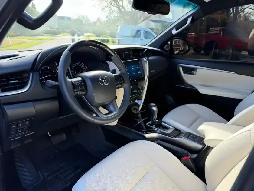 Toyota Sw4 2.8 Tdi Diamond 4X4 6At 7As 2024 - foto 3